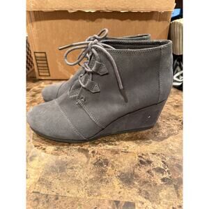 TOMS Women's Desert Wedge, Castlerock Grey Suede w/Embossed Wedge.